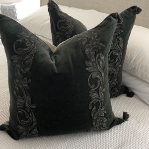 Set of 2 NWOT Frontgate Velvet Scroll Pattern Tassel Pillows in Green - 20” sq